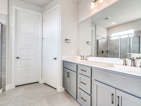 Owner s bath with dual sinks