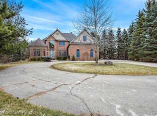 2828 Porter Rd, White Lake, MI 48383
