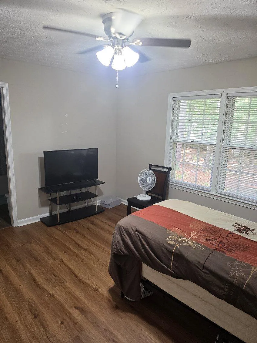 4 bed, 2.0 bath, 2076 sqft, $910 — Photo 3