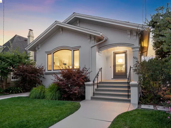 6221 Manoa St, Oakland, CA 94618