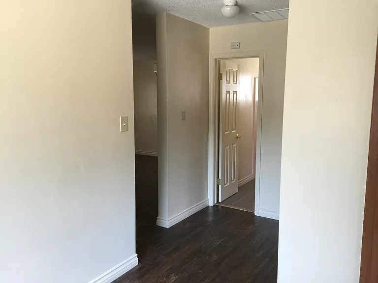 202 N Ellis St — Photo 3