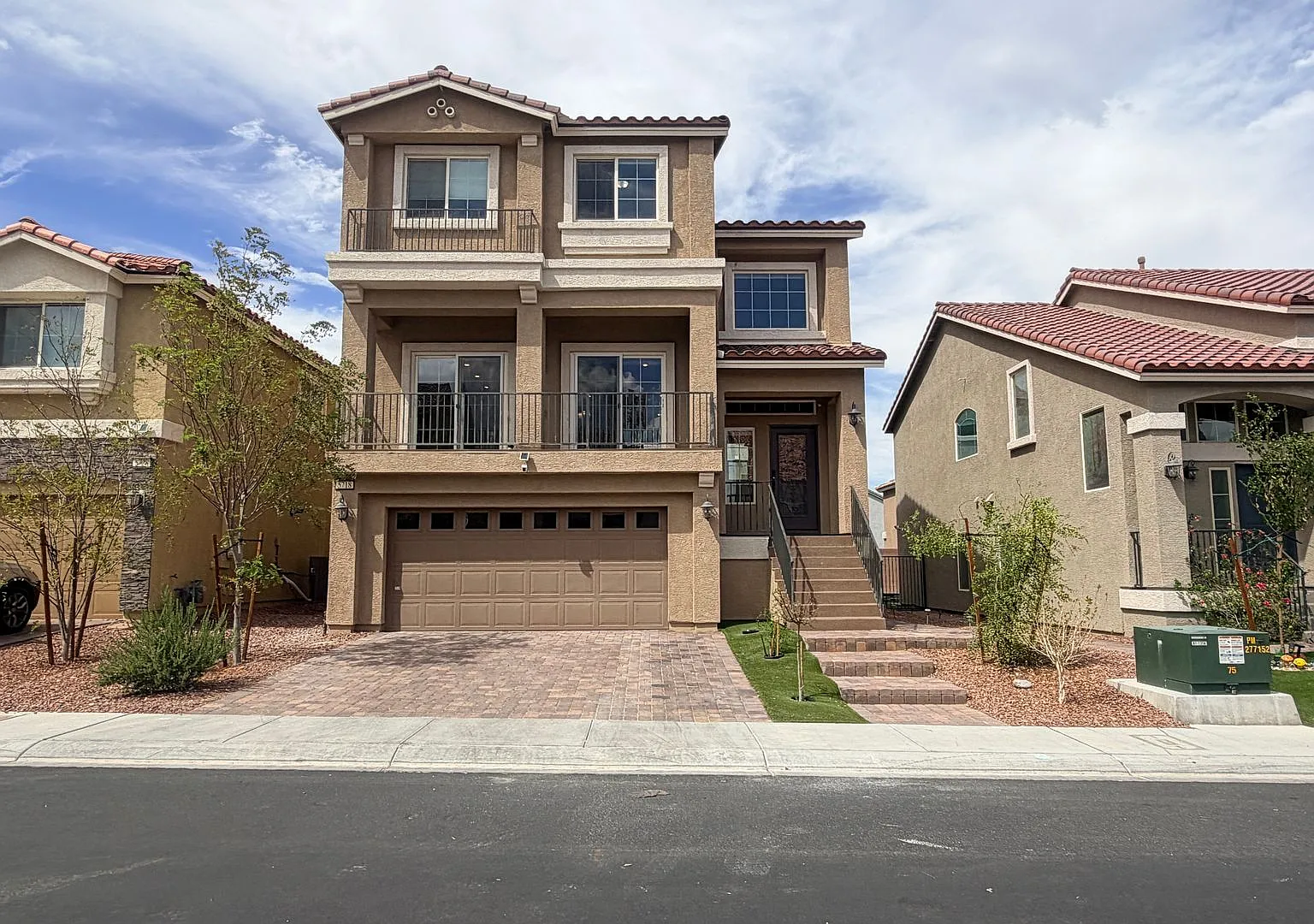 newer3-story home in southwest with Solar panel and EV car charger — Photo 1