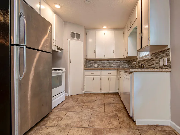 828 S Rogers Ave — Photo 3