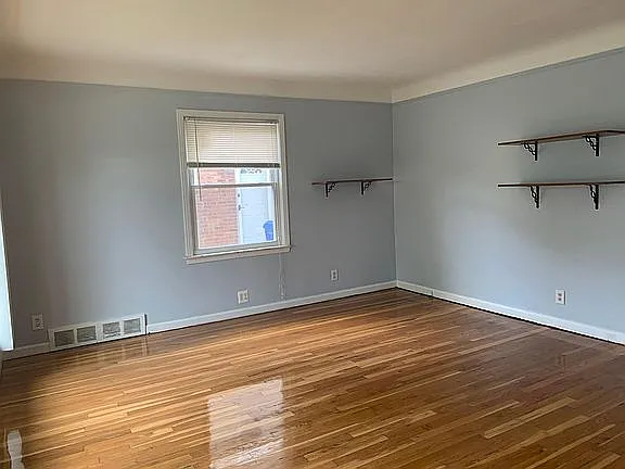 3 bed, 950 sqft, $1,650 — Photo 2