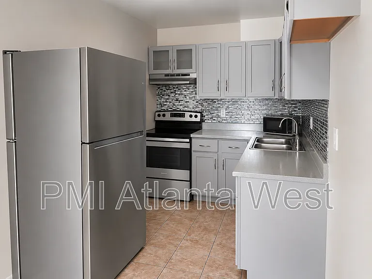 139 Lawton St SW — Photo 1