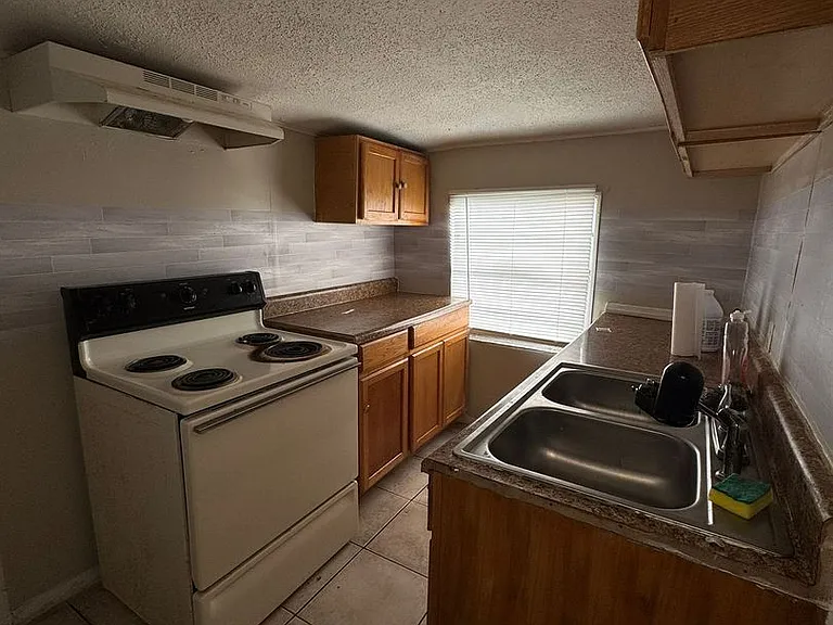 1703 McCarthy Ave — Photo 32
