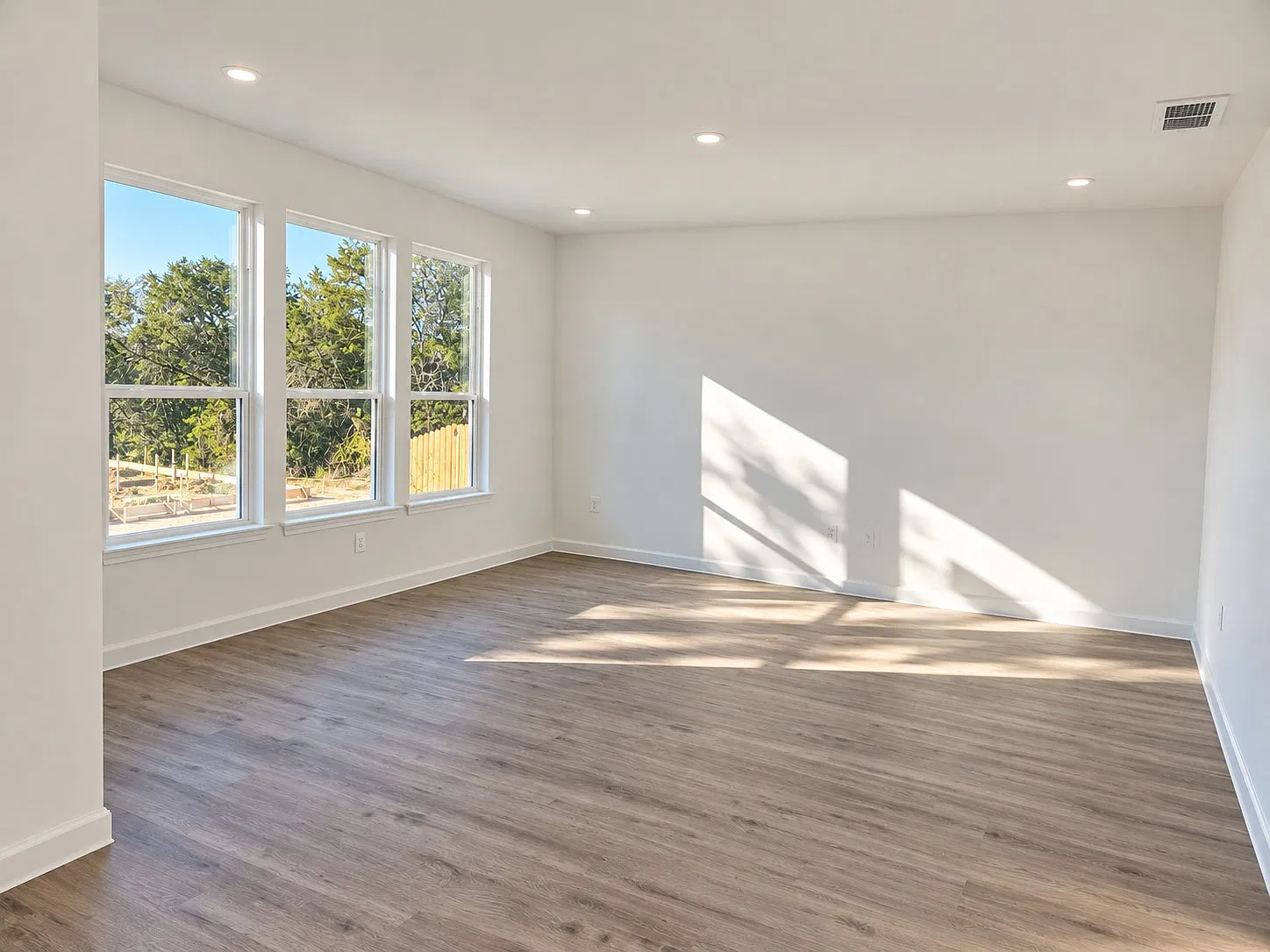 3 bed, 13427 sqft, $1,950 — Photo 3