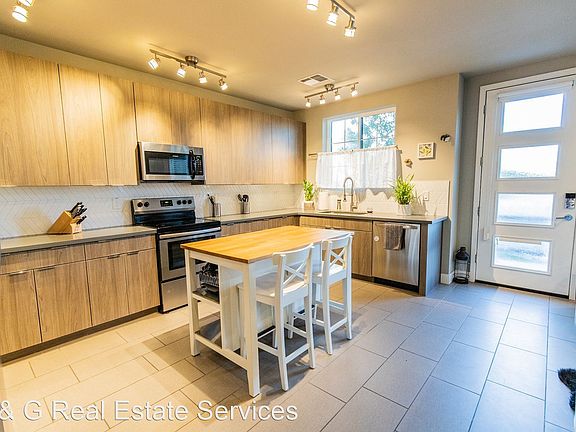 4th image of 2825 N 42nd St Unit 6
