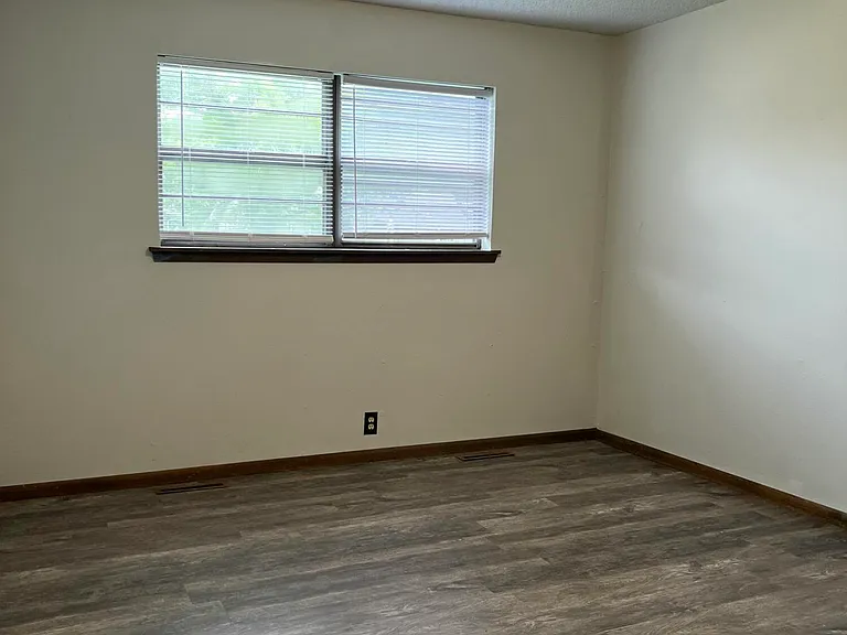 3331 Hawthorn Dr — Photo 7