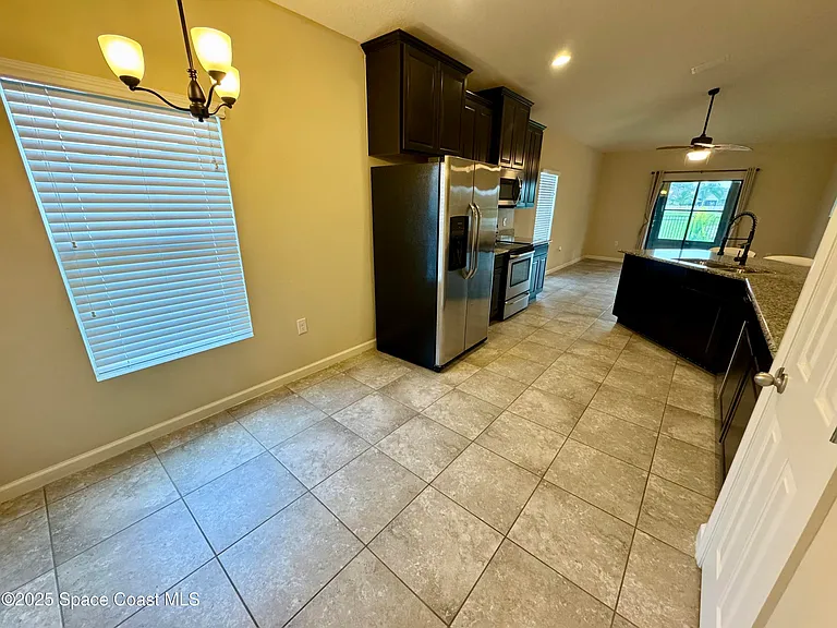 590 Trymore Dr SE — Photo 8