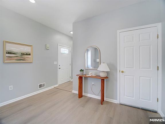 4th image of 1 Kent Ct