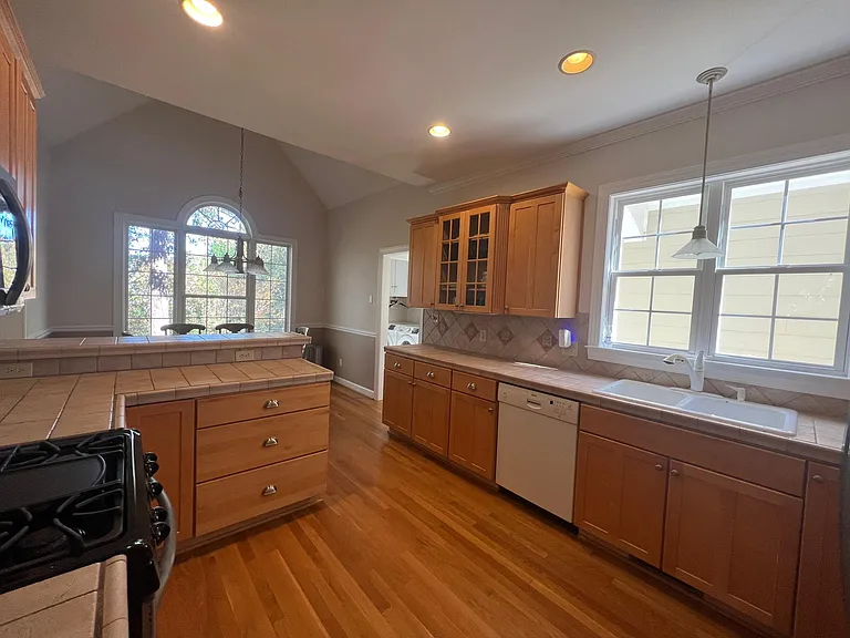 1004 Melville Ln — Photo 6