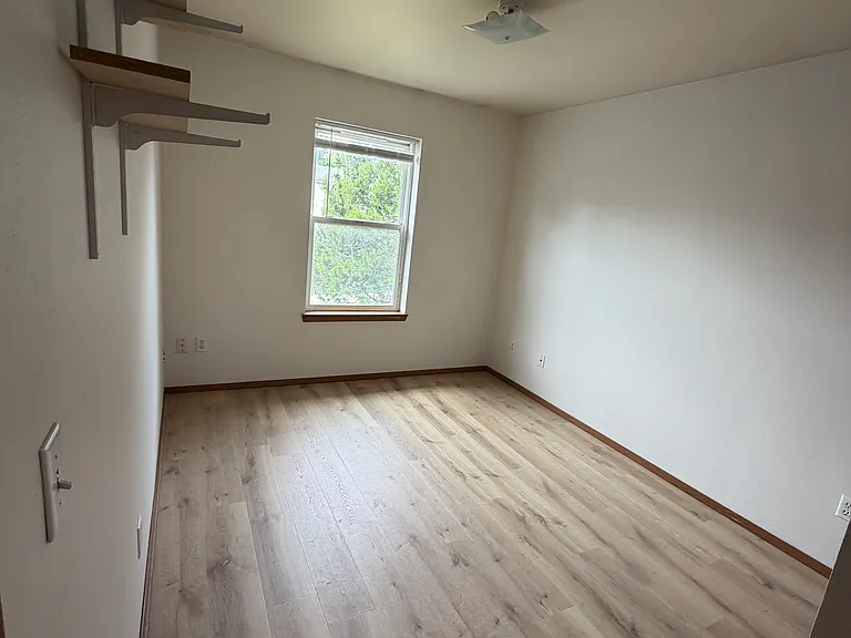 380-382 NW Parr Dr — Photo 11