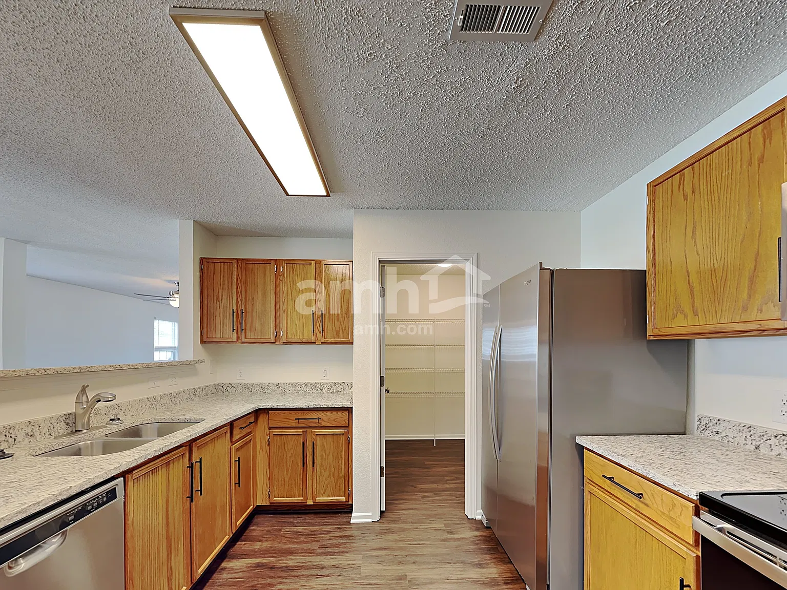 4 bed, 2.5 bath, 2340 sqft, $2,295 — Photo 4