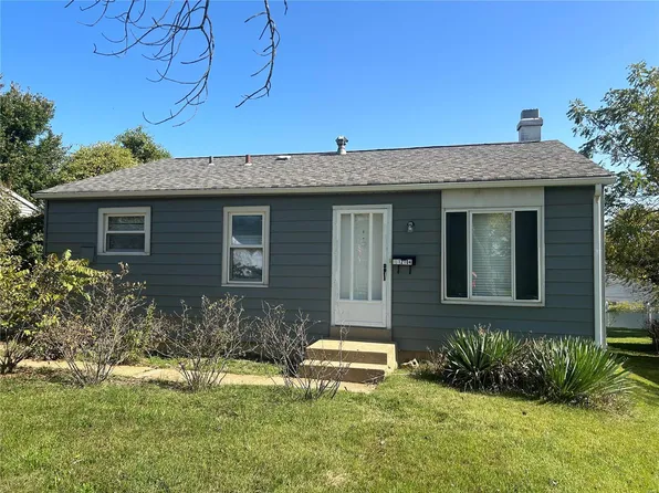 12104 Fleetwood Pl, Maryland Heights, MO 63043