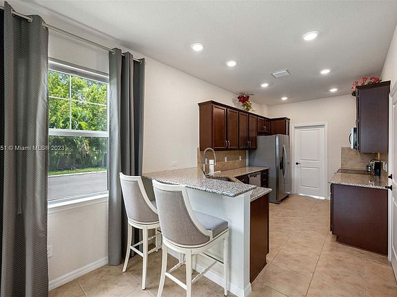 4th image of 1030 Eucalyptus Dr Unit 6