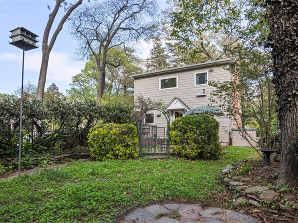 78 Robin Rd., Rocky Point, NY 11778