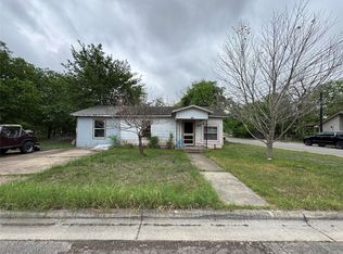 402 Laredo St, Lockhart, TX 78644