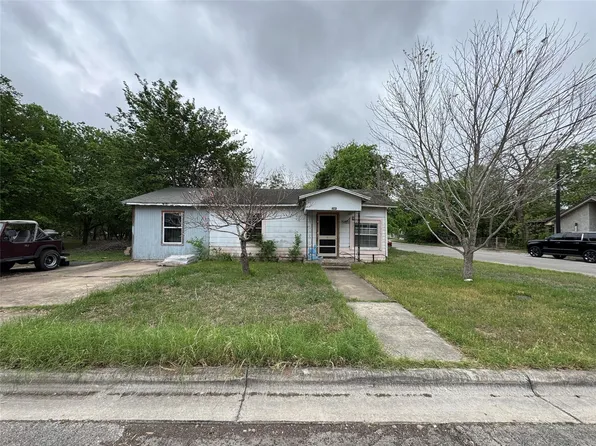 402 Laredo St, Lockhart, TX 78644