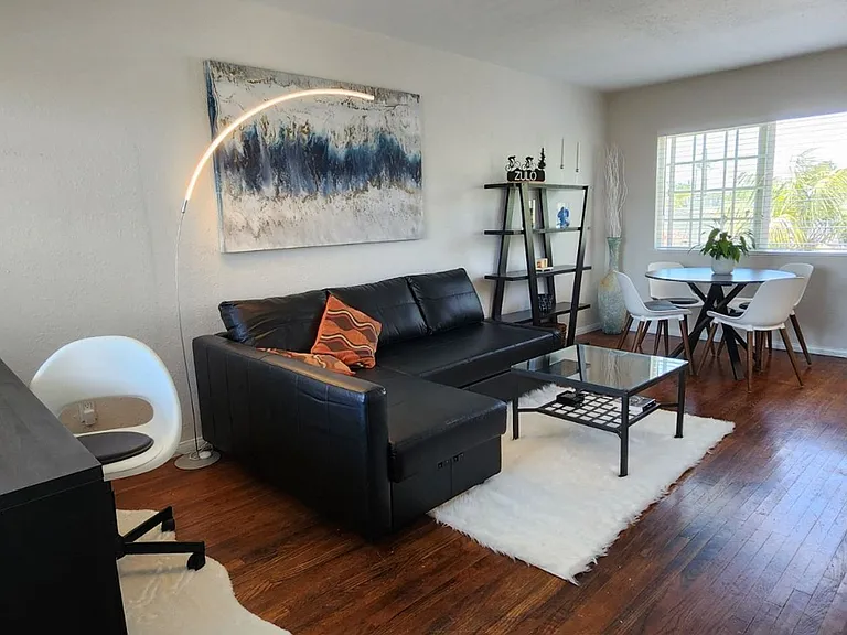 Kensington: Renovated Spacious Residence: Cook's kitchen, Includes parking — Photo 4