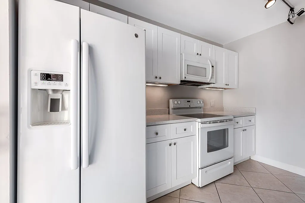 185 Charter Way - 1 — Photo 4