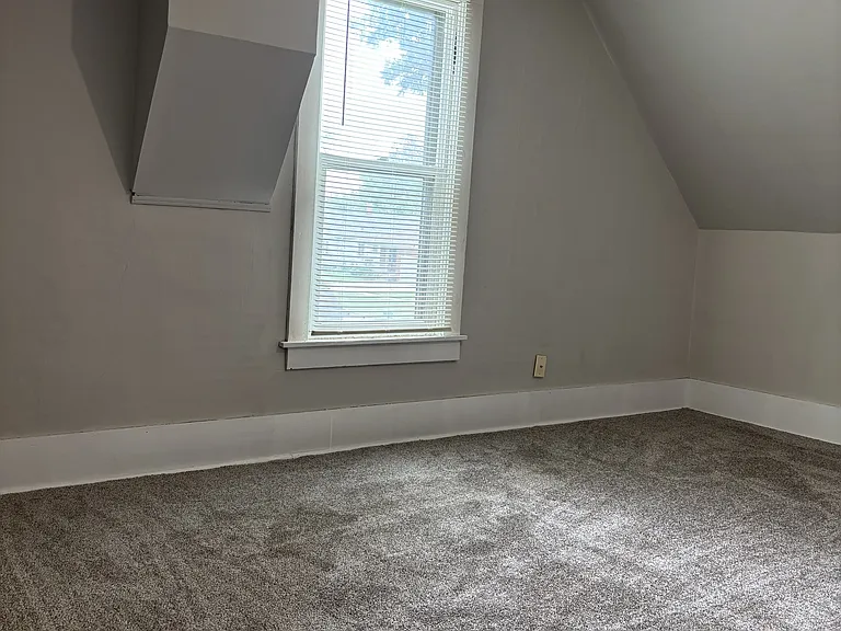 1704 W 5th St — Photo 14