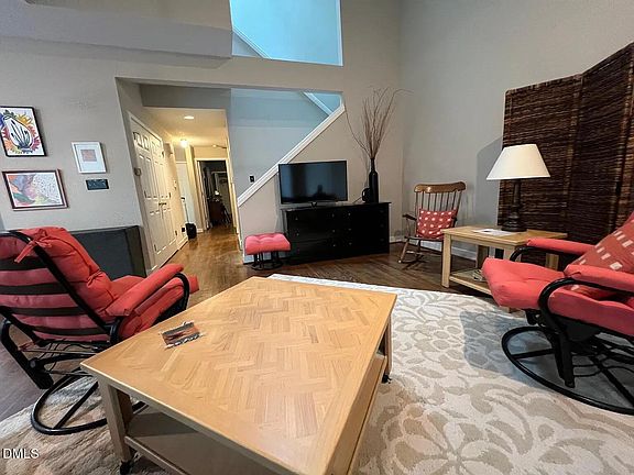 5th image of 23 Bloomsbury Ct