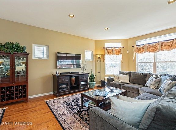 2nd image of 3867 N Kenton Ave