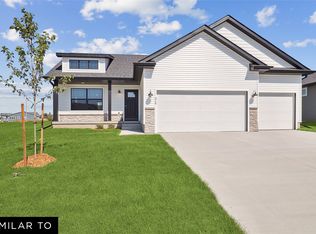 2902 NW Reinhart Dr, Ankeny, IA 50023