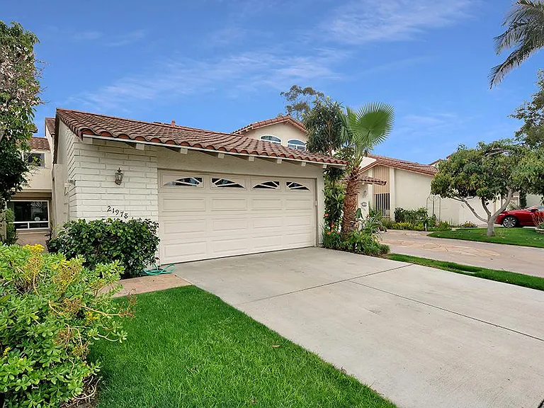 21978 Cayuga Ln — Photo 1