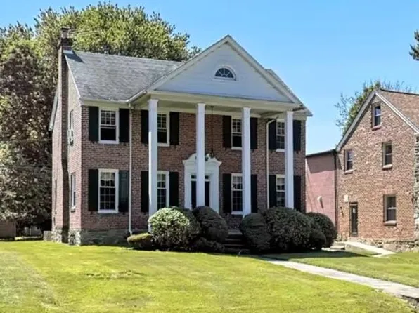 7042 Sherwood Rd, Philadelphia, PA 19151