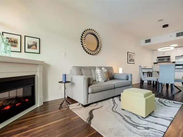 168 Esplanade E #906, North Vancouver, BC V7L 4X8