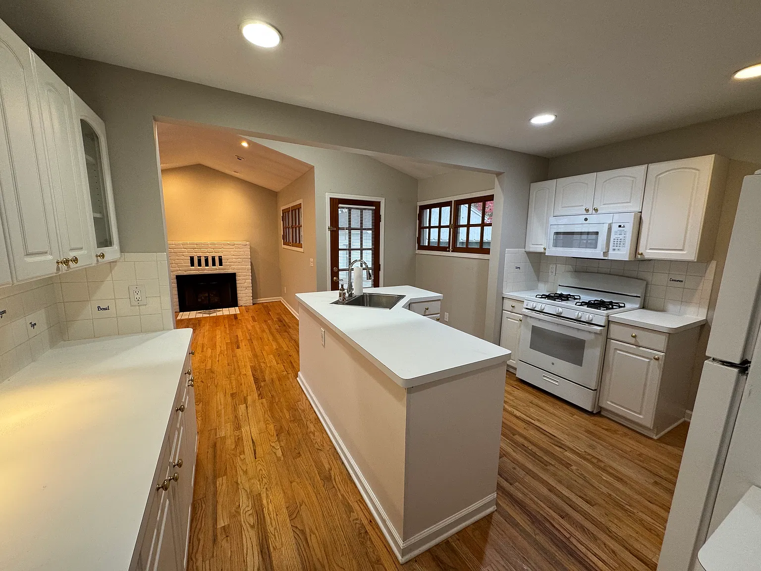 3 bed, 1155 sqft, $2,350 — Photo 2