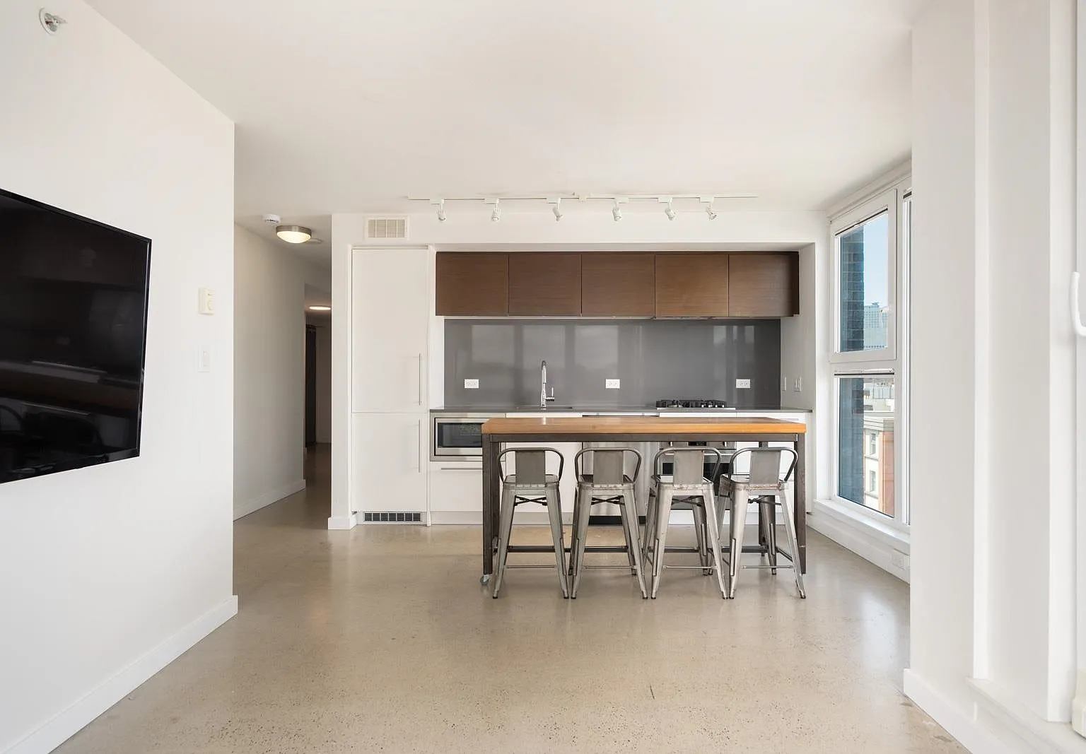 2 bed, 747 sqft, $2,450 — Photo 3