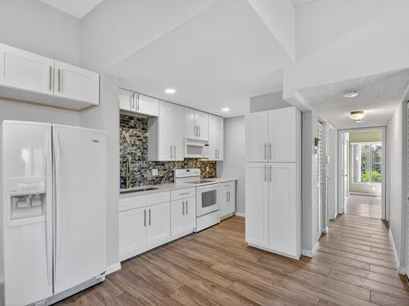 812 Sky Pine Way APT D3, Greenacres, FL 33415