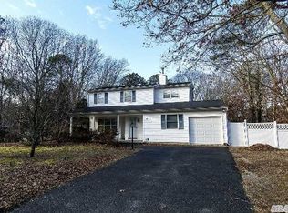 20 Golf Club Cir, Manorville, NY 11949