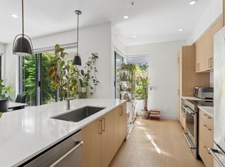 2242 Marine Dr #101, West Vancouver, BC V7V 1K4