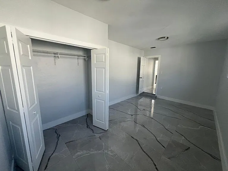 GARAGE ROOM -4