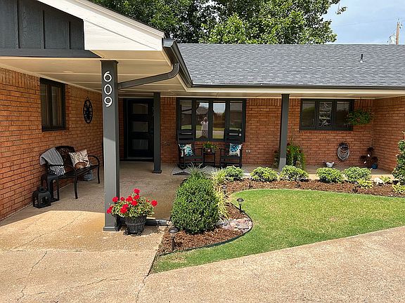 4th image of 609 Meadow Pl