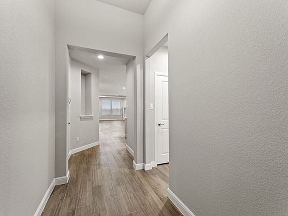 4th image of 1505 Longspur Dr