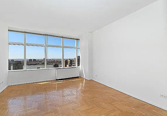 3rd image of 160 W 66th St APT 39J