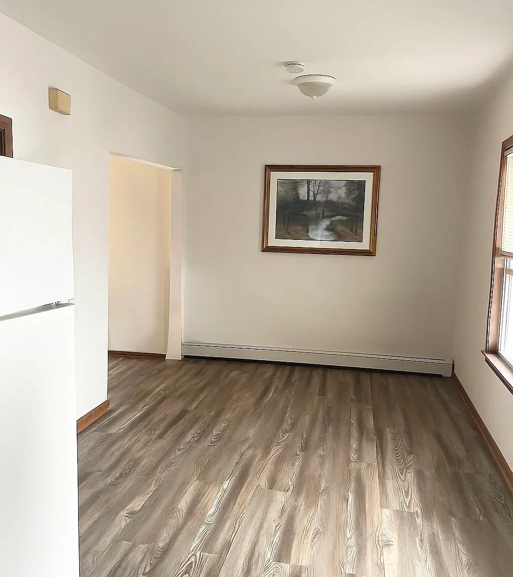 2 bed, 1.0 bath, 1100 sqft, $1,900 — Photo 3