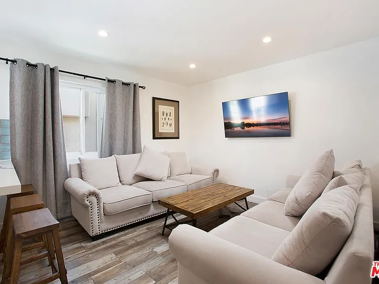 18755 Hatteras St #16 — Photo 7