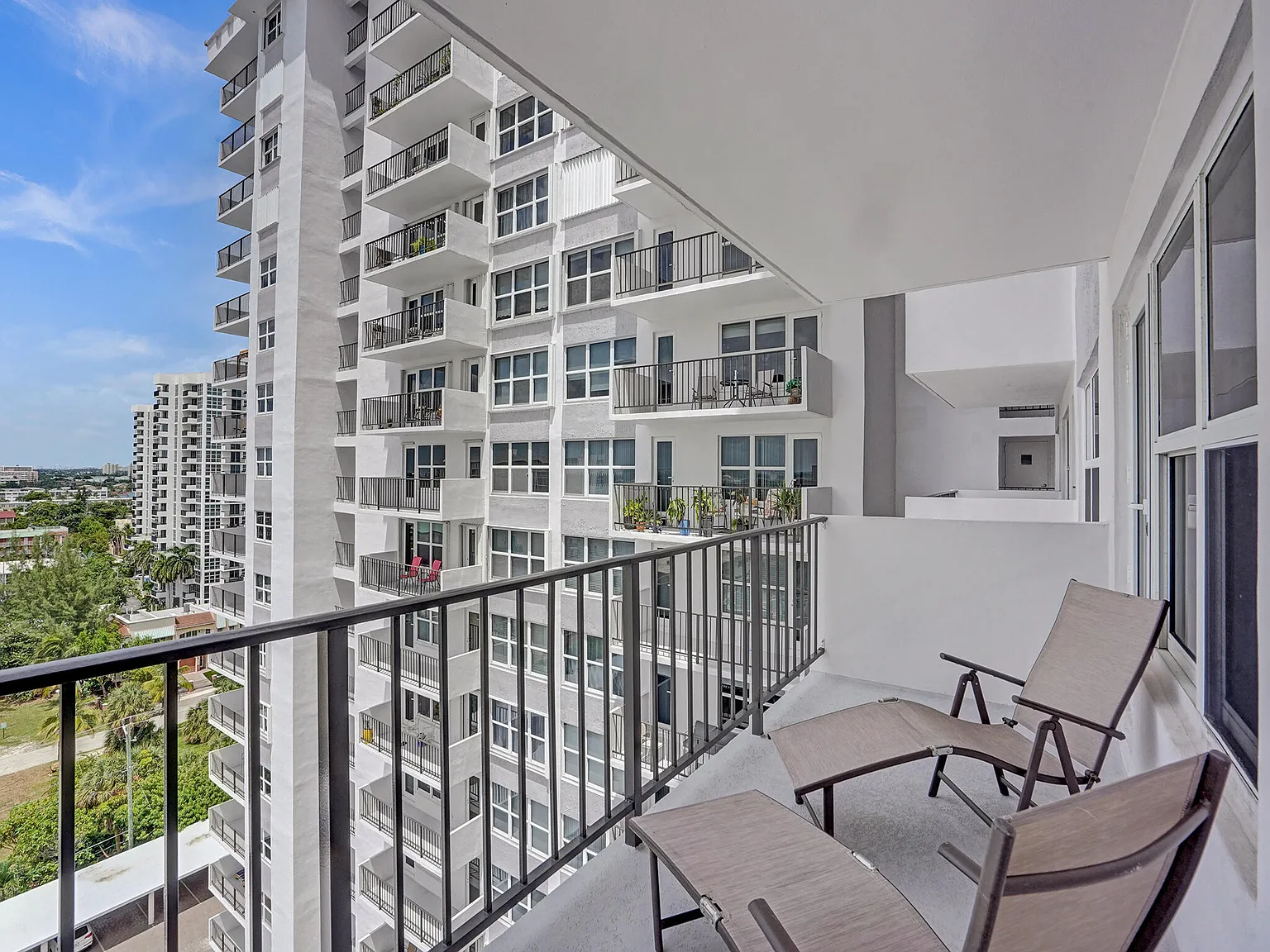 1 bed, 1.0 bath, 890 sqft, $2,100 — Photo 2