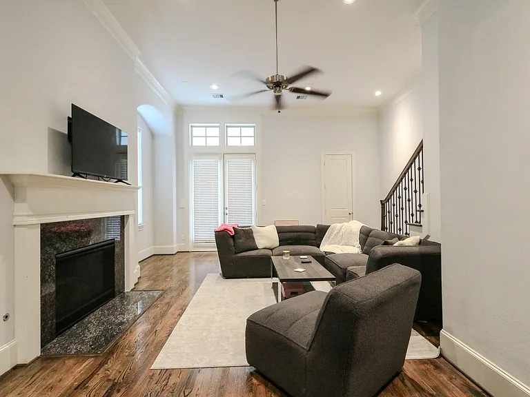 2037 Fannin Sta N — Photo 23