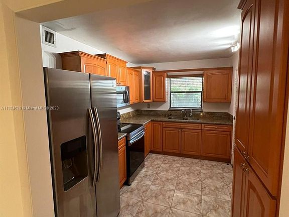 5th image of 1850 NE 169th St APT 201