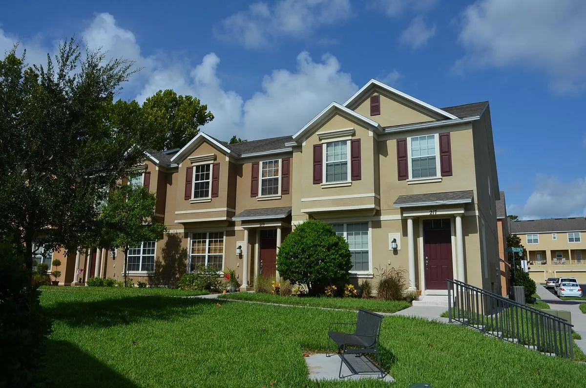 Building Photo - 219 Silverglen Ln
