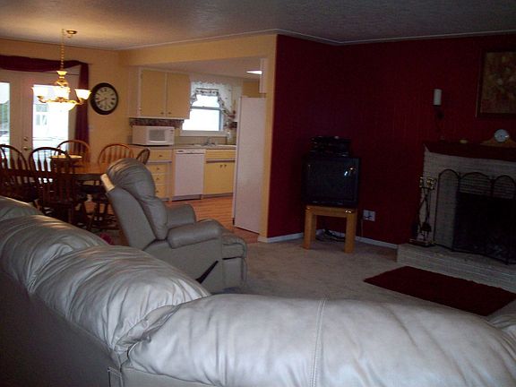 Large Living Room w/ Fireplace