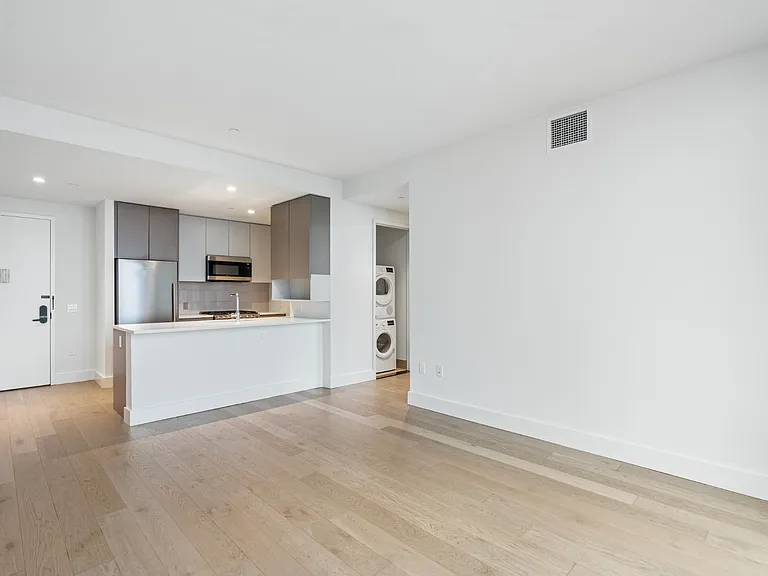 92-27 160th St #2107 — Photo 4