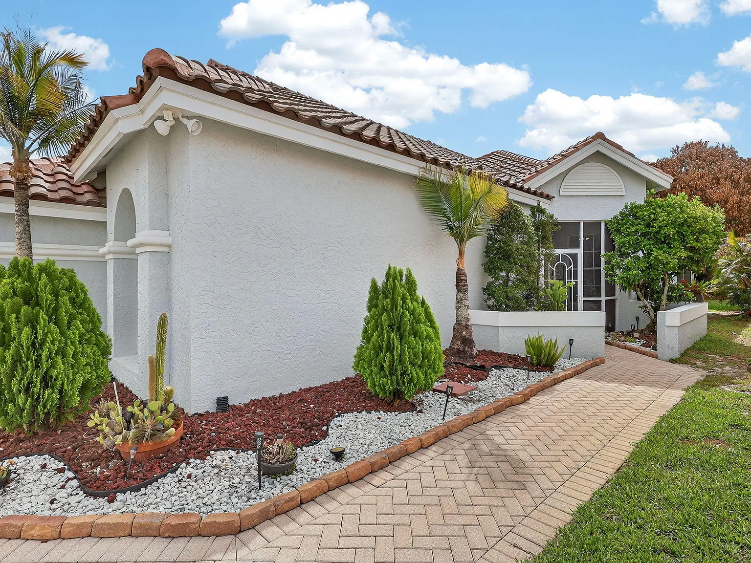 3 bed, 2.0 bath, 1682 sqft, $2,600 — Photo 3